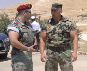 两名叙政府军军官正在商讨清剿反对派武装势力的军事行动。