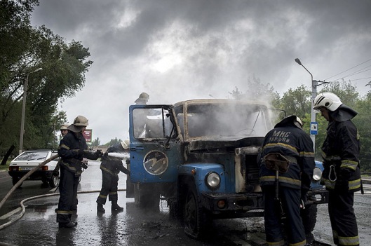 Firefighters put out a truck fire caused by the mortar attack in Lugansk. (RIA Novosti)