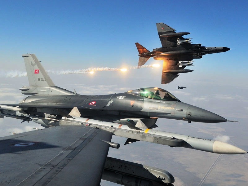 Turkey F-16 Fighting Falcon Using Flares2