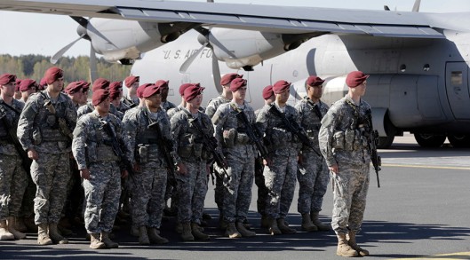 First company-sized contingent of about 150 U.S. paratroopers from the U.S. Army's 173rd Infantry Brigade Combat Team based in Italy attend a welcome ceremony in the airport in Riga April 24, 2014. The United States is sending about 600 soldiers to Poland and the three Baltic states for infantry exercises, the Pentagon said, one of its highest profile steps yet to reassure NATO allies after Russia's seizure of Crimea. REUTERS/Ints Kalnins (LATVIA - Tags: MILITARY POLITICS) - RTR3MI96